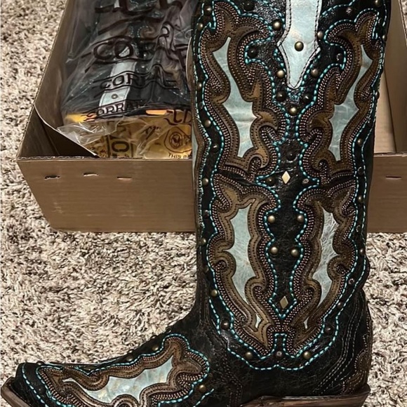 SOLD Women’s coral boots - Picture 2 of 4